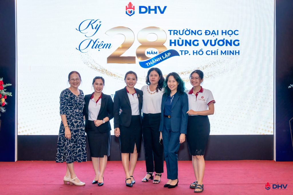 Khoa Kế Toán chụp ảnh cùng Savitax