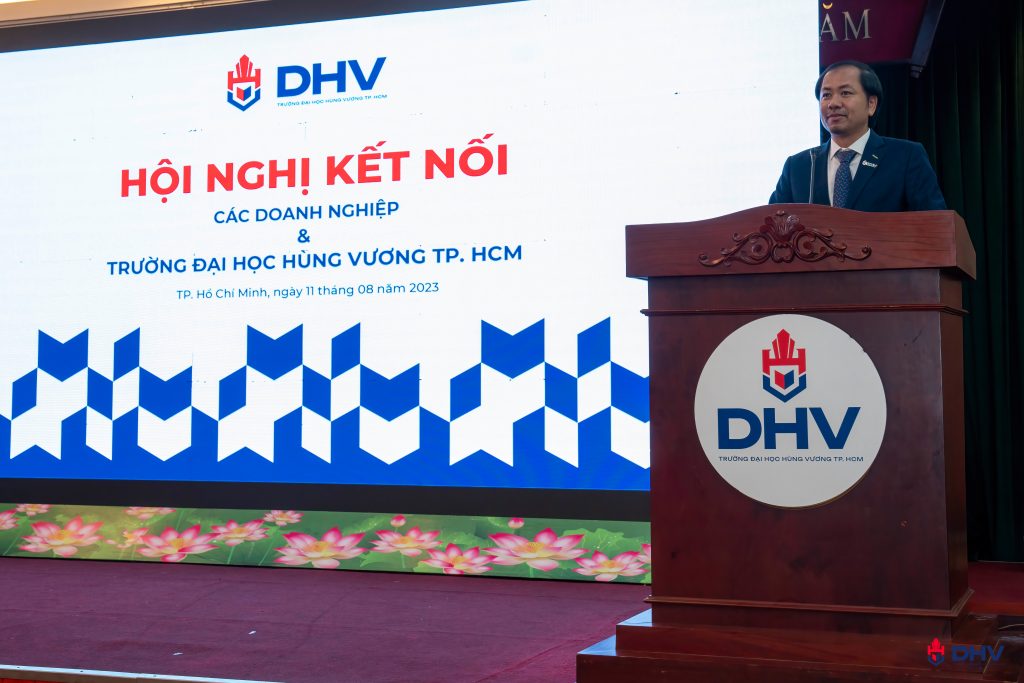 TS.Trần Việt Anh – Phó Hiệu trưởng Trường Đại học Hùng Vương phát biểu tại buổi lễ