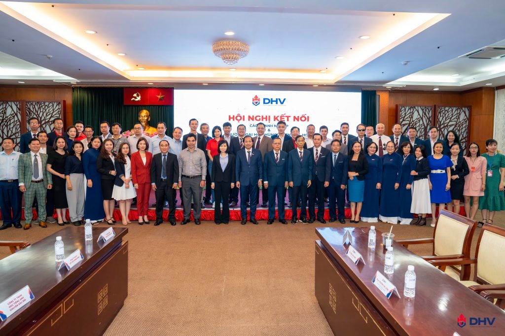 Các đại biểu tham gia chương trình chụp hình lưu niệm