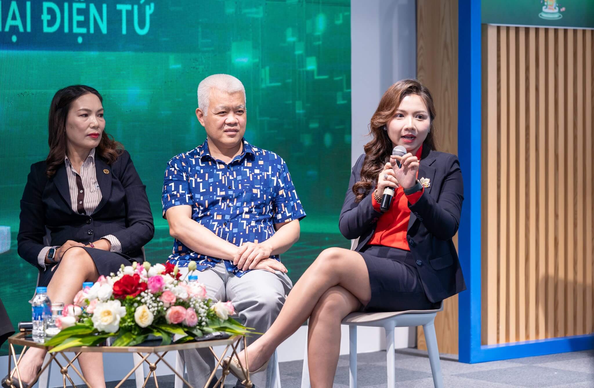 bà Đặng Thị Huyền Trang - Chủ tịch HĐQT Công ty Cổ phần Tư vấn thuế SAVITAX đã có những tư vấn cụ thể một số vấn đề vướng mắc và khẳng định đồng hành cùng các hộ, cá nhân kinh doanh thương mại điện tử giải quyết các vấn đề liên quan đến kê khai, nộp thuế theo đúng quy định của Cơ quan Nhà nước.