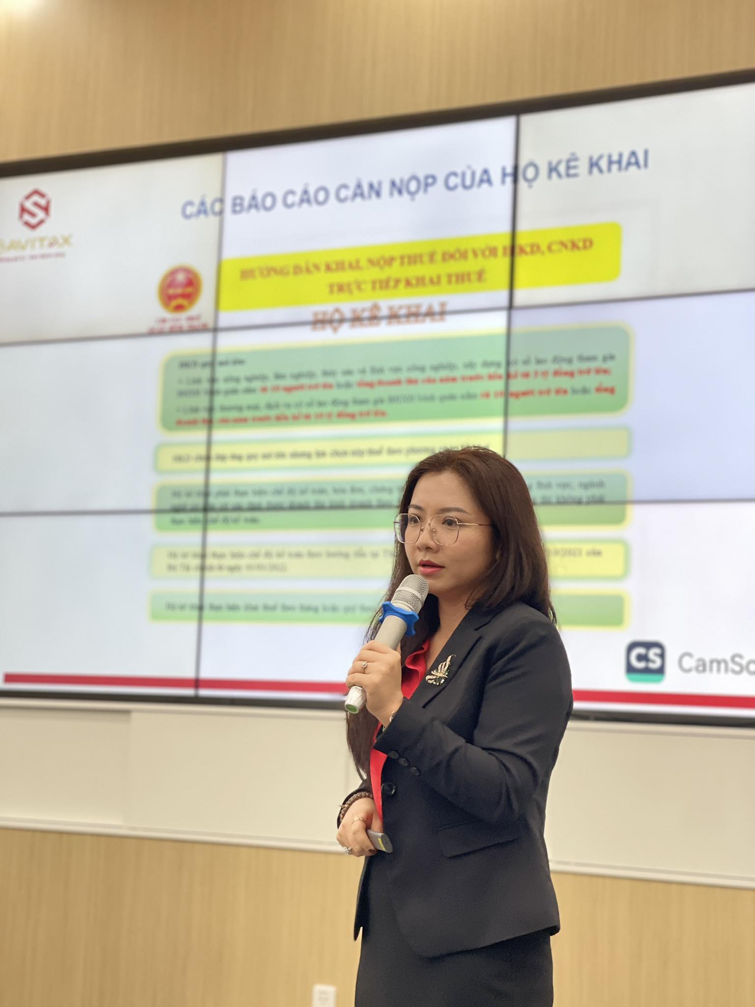 Tại chương trình, bà Đặng Thị Huyền Trang – Chủ tịch Hội đồng Quản trị Công ty Cổ phần Tư vấn Thuế Savitax – đã đại diện chia sẻ các nội dung chính xoay quanh các thay đổi quan trọng về chính sách thuế dành cho hộ kinh doanh