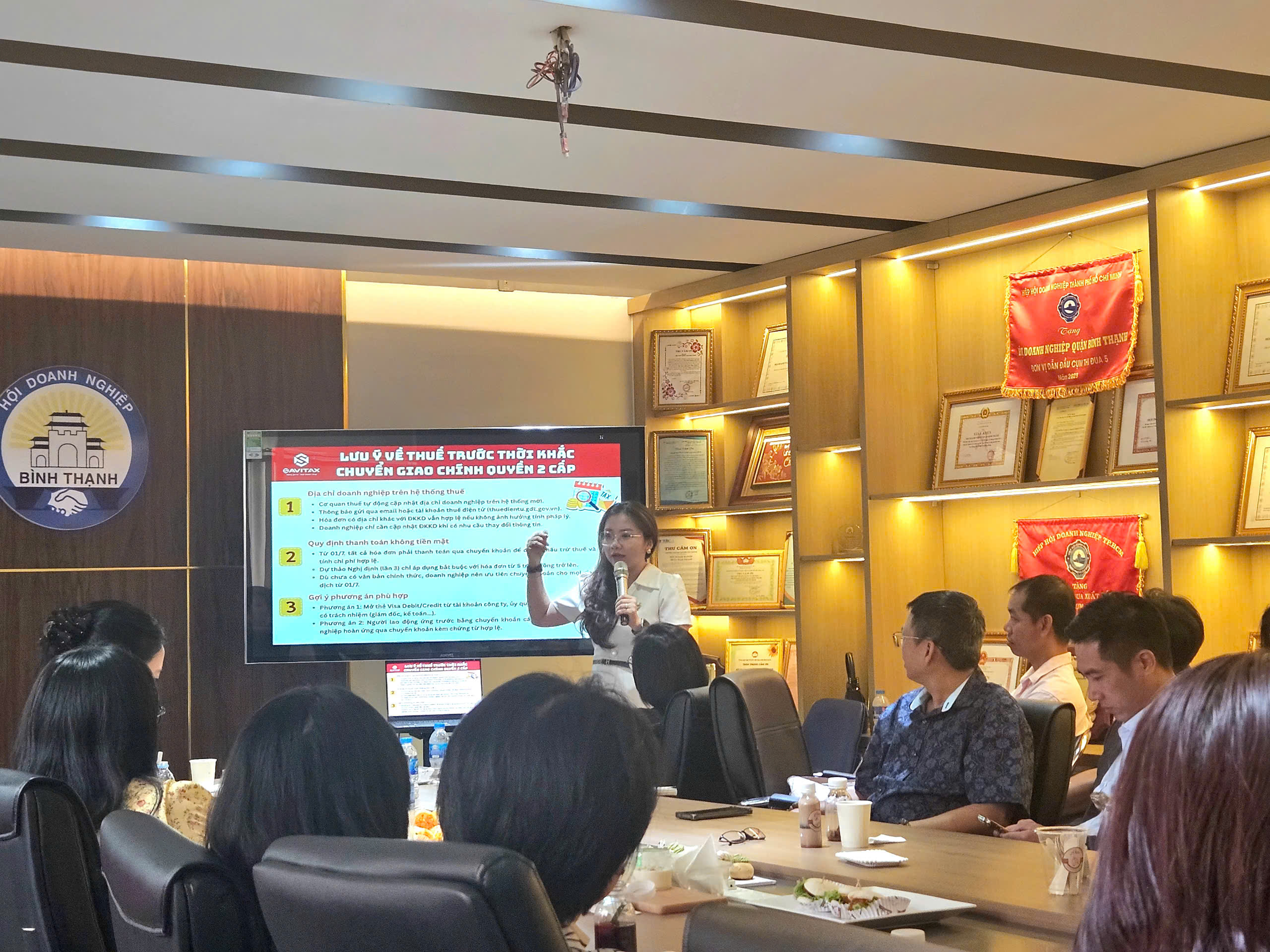 Chủ tịch HĐQT Đặng Thị Huyền Trang - Trao đổi giải đáp thắc mắc đên hội Doanh Nghiệp Bình Thạnh