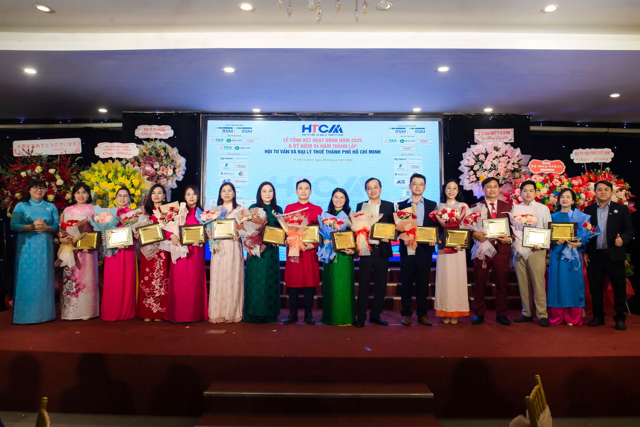 Đại Diện Đại Lý Thuế Savitax Vinh Dự đón Nhận Các Giấy Khen Danh Giá Tại Sự Kiện Ngày 28022026