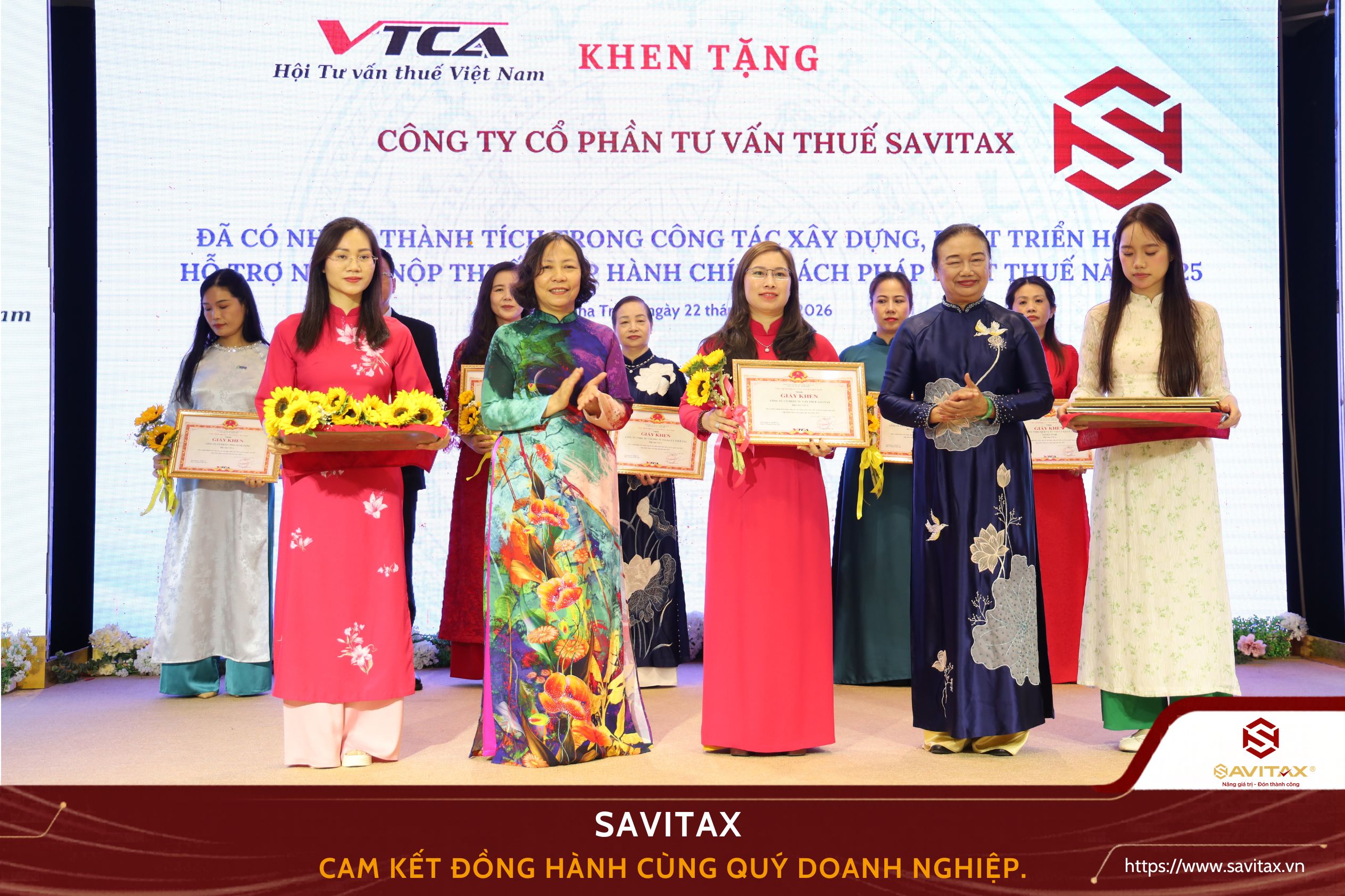 Đại diện Savitax vinh dự nhận Bằng khen từ Hội Tư vấn Thuế Việt Nam